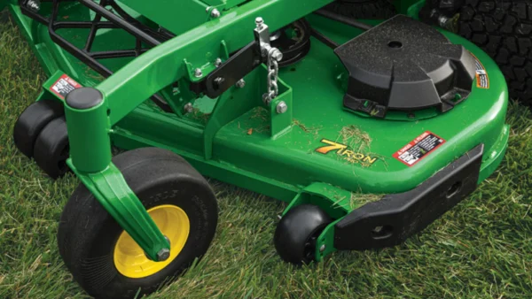 Q820M QuikTrak™ Stand-On Mower – Heavy-Duty Performance for Professional Turf Management - Image 4